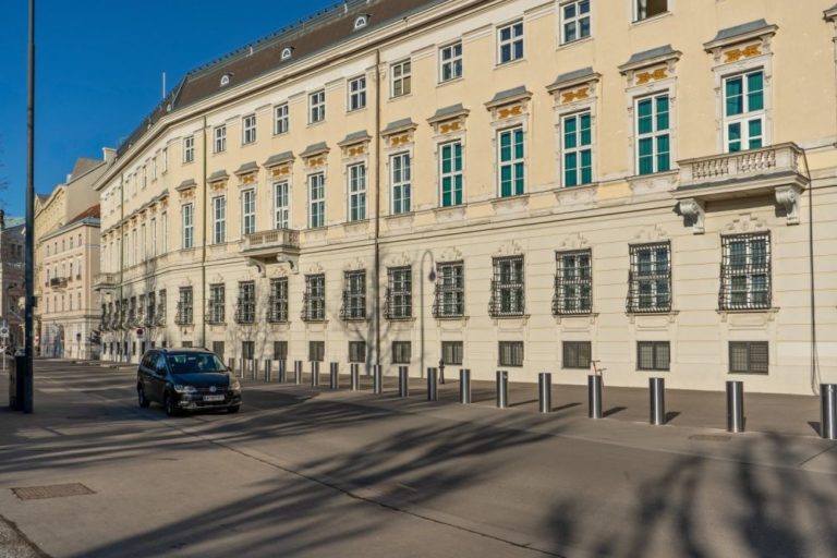 Bundeskanzleramt in Wien, Poller, Auto, Asphalt