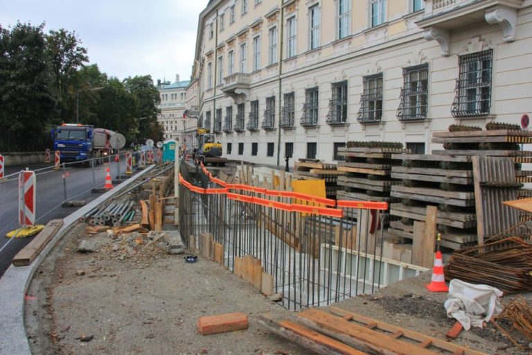 Löwelstraße und Ballhausplatz werden umgebaut, Poller werden installiert, Asphalt verlegt