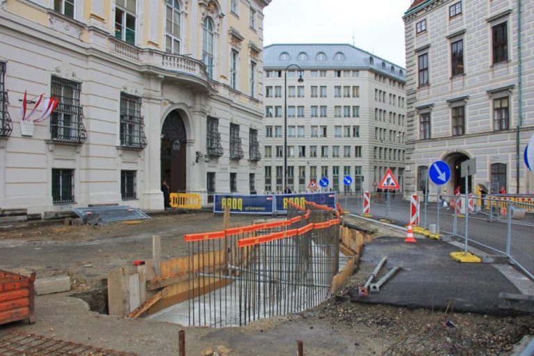 Umbau des Ballhausplatzes, Installation von Pollern, neue Asphaltierung