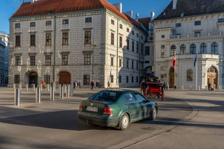 Fiaker und Auto am Ballhausplatz, Wien