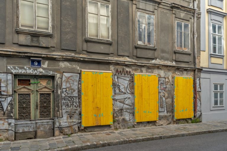 Beschädigte Fassade im Erdgeschoß, Freundgasse 9, Wien-Wieden (4. Bezirk)