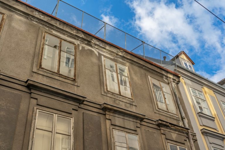 Schäden am Haus Freundgasse 9 im Jahr 2019, Wien-Wieden (4. Bezirk)