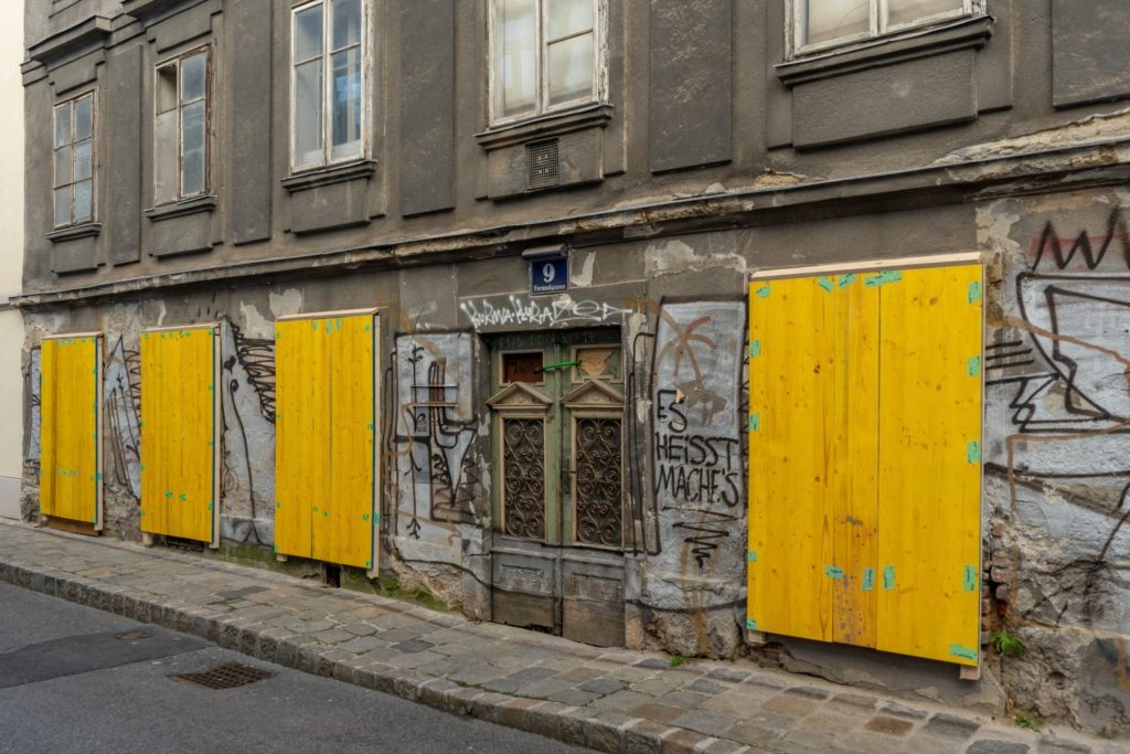 Beschädigte Fassade im Erdgeschoß, Freundgasse 9, Wien-Wieden (4. Bezirk)