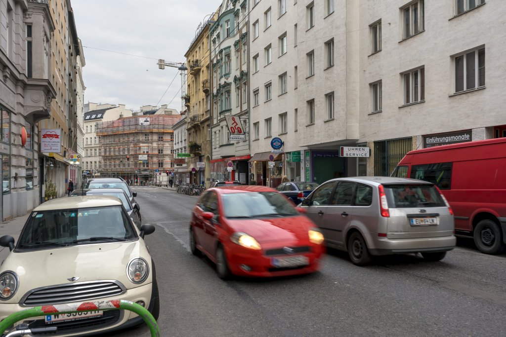 Verkehr auf der Gumpendorfer Straße, 6. Bezirk, Wien