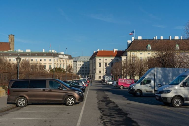 Parkplatz zwischen Volksgarten und Heldenplatz in Wien, vorne Hofburg