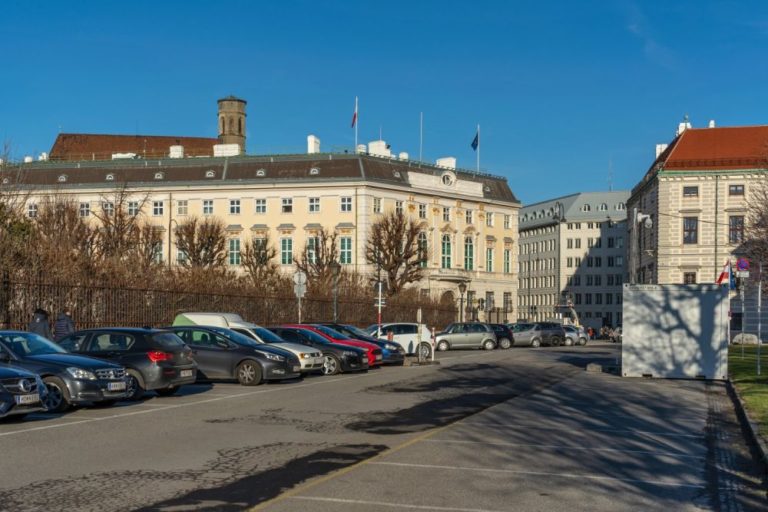 parkende Autos auf dem Wiener Heldenplatz, Bundeskanzleramt, Minoritenkirche, Hofburg