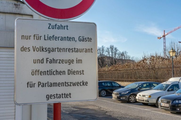 Verkehrsschild beim Parkplatz am Heldenplatz in Wien