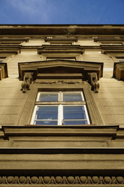 Fenster des Gründerzeithauses Hetzgasse 8 in Wien-Landstraße (3. Bezirk)