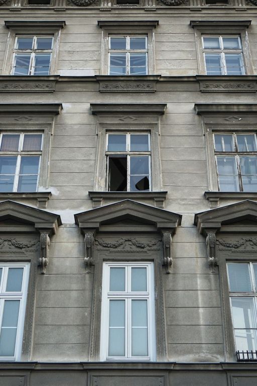 offenes Fenster beim Gründerzeithaus Hetzgasse 8