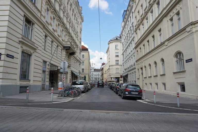 Königsegggasse vom Loquaiplatz aus, vor dem Umbau zur Fußgängerzone, Wien-Mariahilf