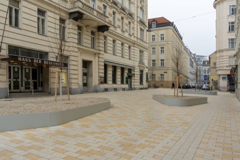 Fußgängerzone mit heller Pflasterung in der Königsegggasse, 6. Bezirk, Wien