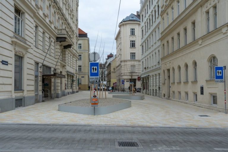 Königsegggasse zwischen Loquaipark und Otto-Bauer-Gasse, Fußgängerzone, Wien, 6. Bezirk