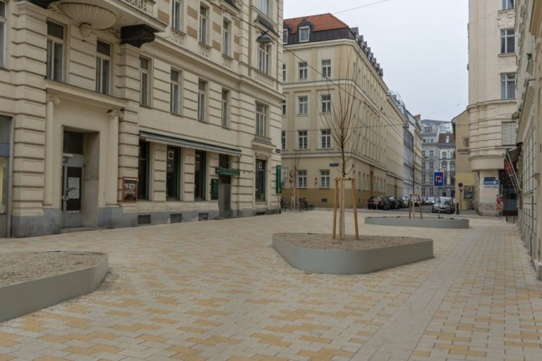 Fußgängerzone mit heller Pflasterung in der Königsegggasse, 6. Bezirk, Wien