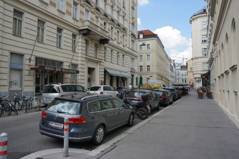 Königsegggasse, Haus der Begegnung, vor dem Umbau zur Fußgängerzone, Wien-Mariahilf