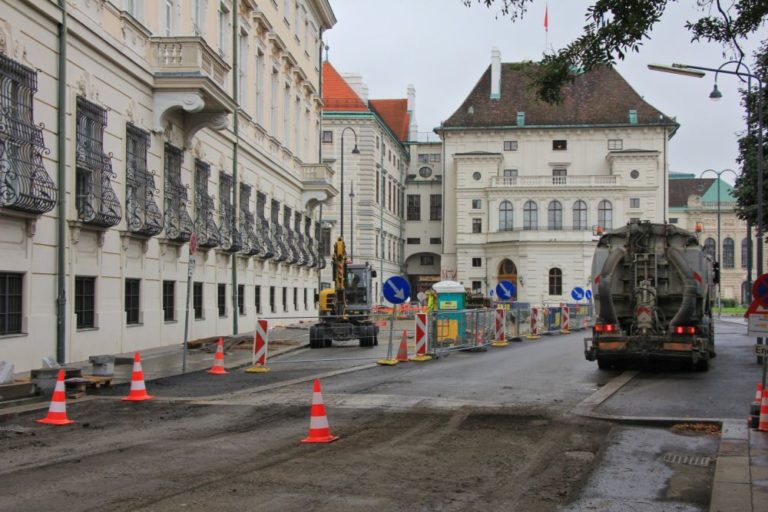 Löwelstraße und Ballhausplatz werden umgebaut, Poller werden installiert, Asphalt verlegt