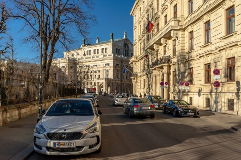 Löwelstraße und Burgtheater in Wien, Innere Stadt