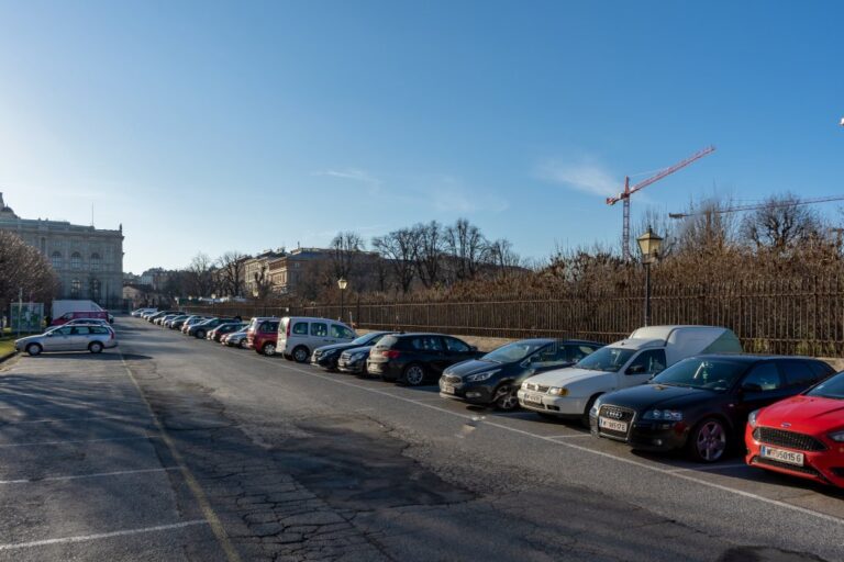 parkende Autos am Heldenplatz in Wien