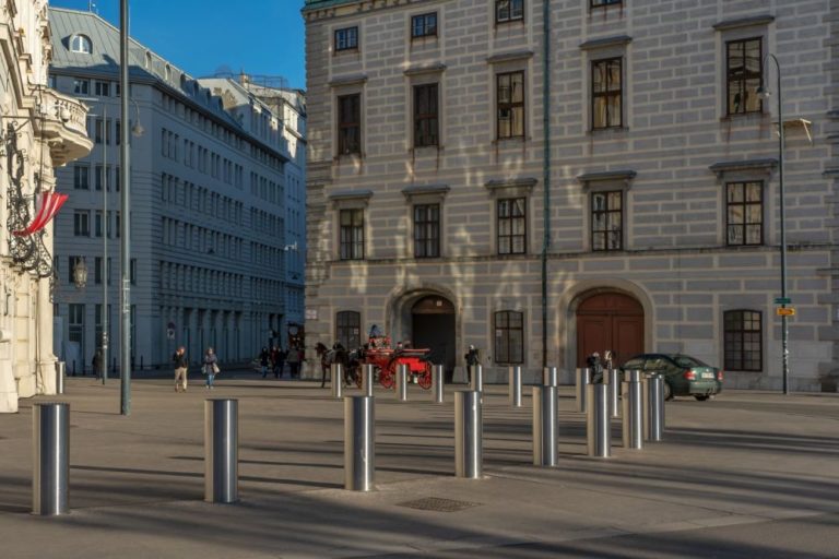 Poller vor dem Wiener Bundeskanzleramt