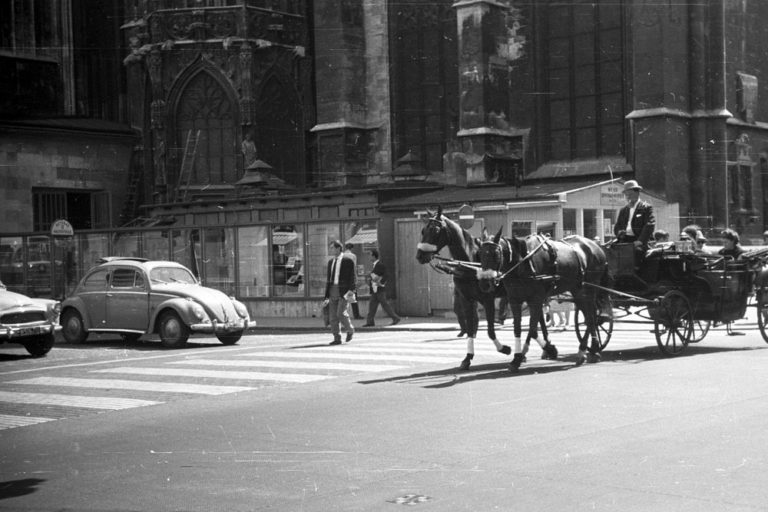 Fiaker und Autos beim Stephansdom im Jahr 1965, 1010 Wien