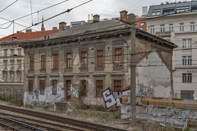 Verwaltungsgebäude des ehemaligen Bahnhofs Hauptzollamt in Wien Mitte