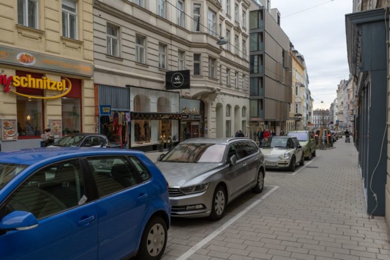 Otto-Bauer-Gasser nach der Umgestaltung zur Begegnungszone, Wien, 6. Bezirk, 2019