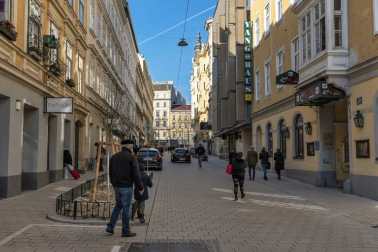 Otto-Bauer-Gasse nach dem Umbau zur Begegnungszone