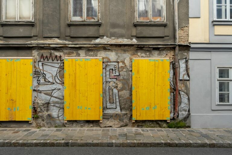 Schäden am Haus Freundgasse 9, Wien, Wieden