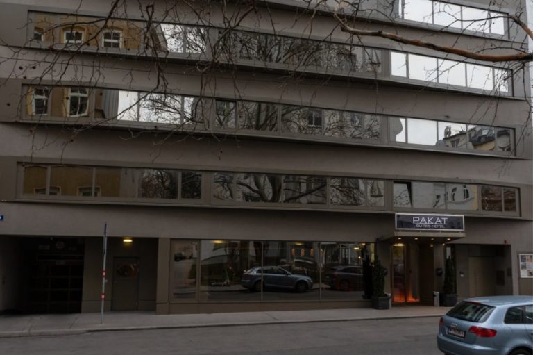 Hotel mit dunkler Fassade und Fensterbändern, Wien, Wieden, Elisabethviertel