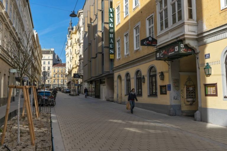 Otto-Bauer-Gasse nach dem Umbau zur Begegnungszone, 6. Bezirk, Wien