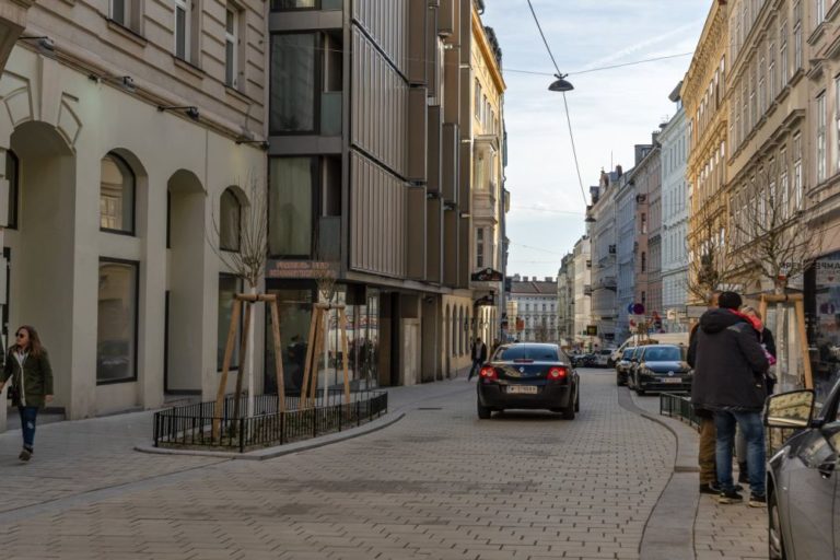 Otto-Bauer-Gasse nach dem Umbau zur Begegnungszone, Wien-Mariahilf