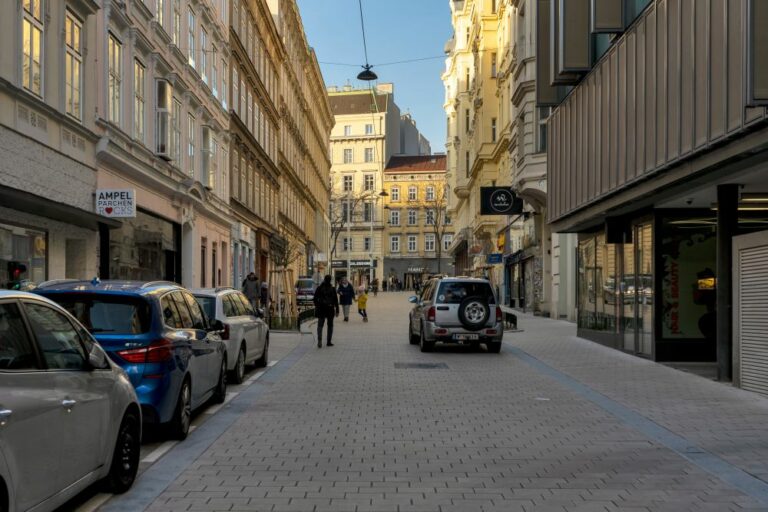 Begegnungszone in der Otto-Bauer-Gasse, PKW, Fußgänger, nahe Mariahilferstraße, Wien