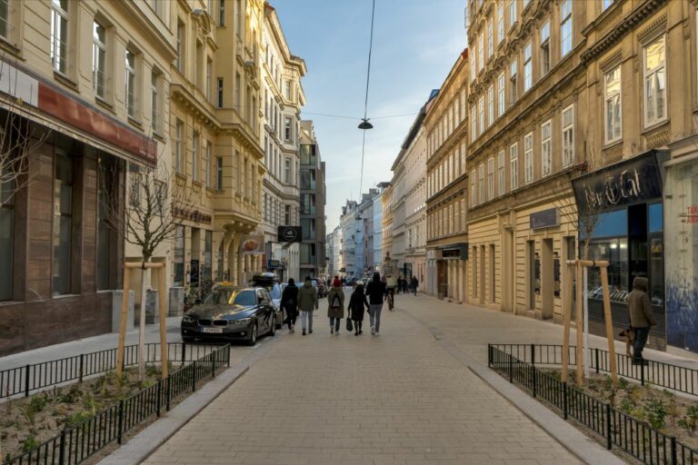 Begegnungszone in der Otto-Bauer-Gasse, Verkehrsberuhigung, 1060 Wien