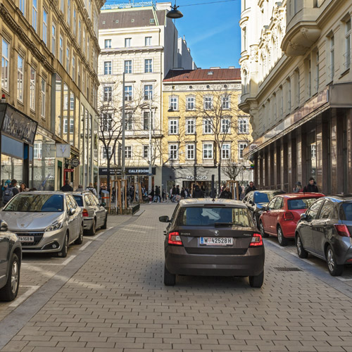 Mehr über den Artikel erfahren Otto-Bauer-Gasse: Begegnung mit Blech