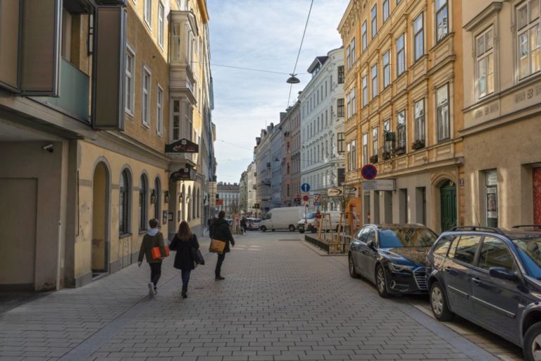 Otto-Bauer-Gasse nach dem Umbau zur Begegnungszone, 1060 Wien