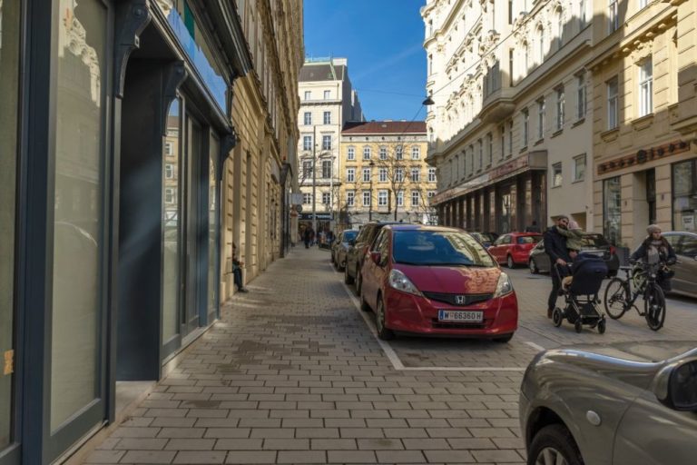 Otto-Bauer-Gasse nach dem Umbau zur Begegnungszone, 1060 Wien