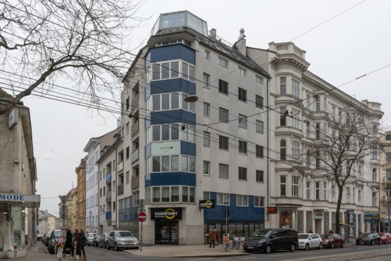 Neubau Ecke Mariahilfer Straße/Turnergasse in Wien, Rudolfsheim-Fünfhaus, graue Fassade, ersetzt Altbau