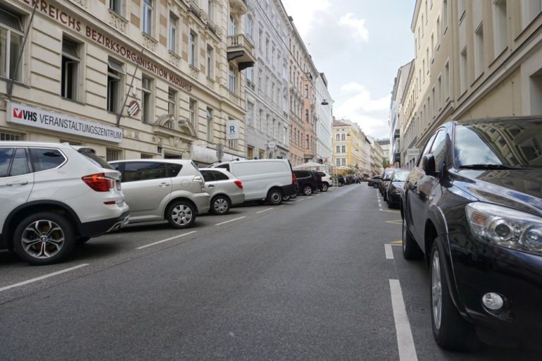 Otto-Bauer-Gasse 7, VHS Veranstaltungszentrum, SPÖ Mariahilf, viele parkende Autos