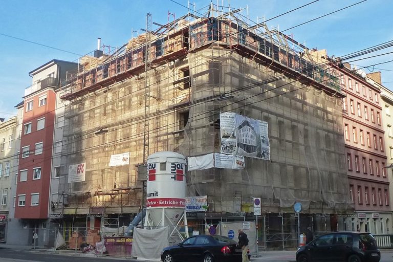 Gründerzeithaus in der Favoritenstraße, Dekor bei Umbau abgeschlagen, Baustelle, Gerüst, 10. Bezirk, Wien