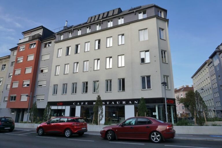 Häuser in der Favoritenstraße im 10. Bezirk, links Neubau (Firma U.M.Bau), rechts umgebautes Gründerzeithaus, Fassade 2015 abgeschlagen, Wien