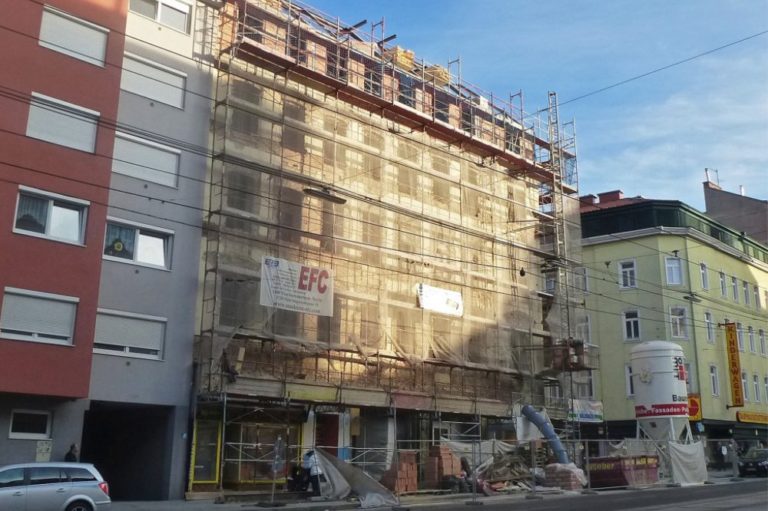 Fassade des Gründerzeithauses in der Favoritenstraße 129 wird abgeschlagen, Wien