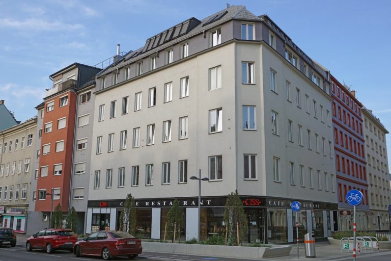 Gründerzeithaus in der Favoritenstraße 129 mit abgeschlagener Fassade
