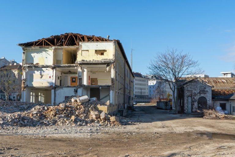 ÖBB-Gebäude am Neuen Landgut wird abgerissen, Wien, 10. Bezirk, Schutt, Bäume, Erde