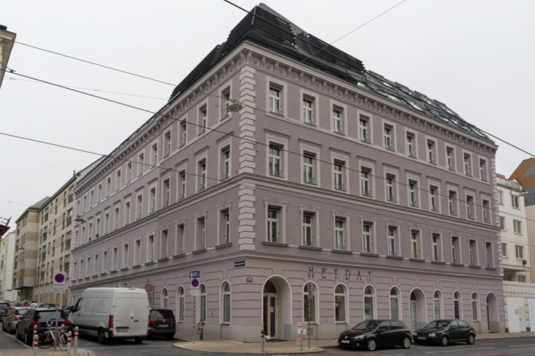 Gründerzeithaus Mariahilfer Straße 182, durch eine Gasexplosion beschädigt und später rekonstruiert, 15. Bezirk, Wien