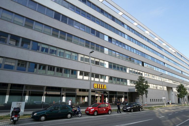 langes graues Bürogebäude in der Walcherstraße 11-11A, 2. Bezirk, Wien
