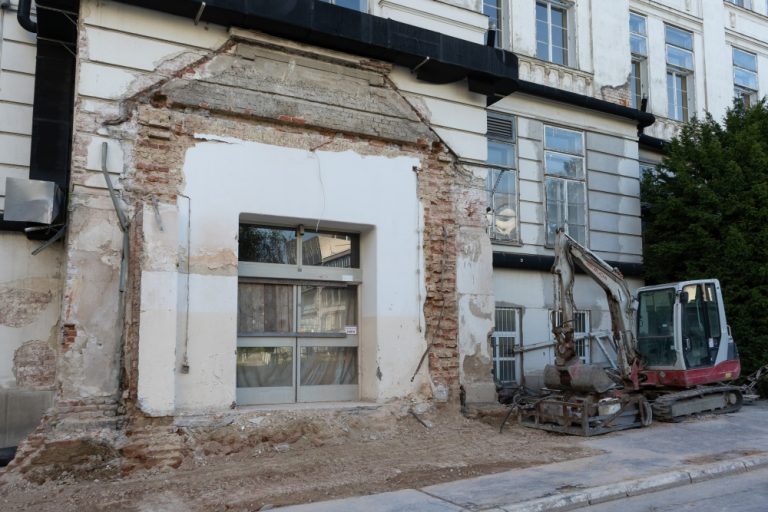 I. Medizinische Klinik des AKH - demolierter Eingangsbereich (Foto: April 2020)