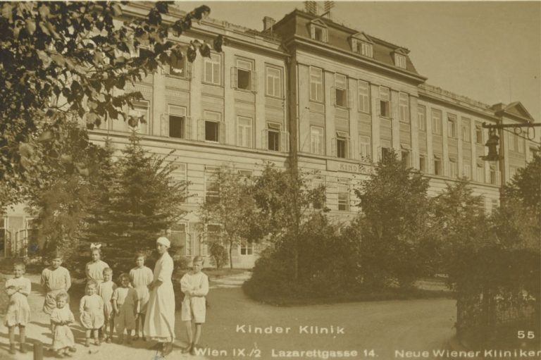 alte Ansichtskarte von der Kinderklinik des Allgemeinen Krankenhauses in Wien, im Vordergrund Schwestern und Kinder