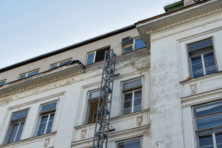 teilweise abgerissenes Gesimse der I. Medizinischen Klinik, April 2020, Architekt: Emil von Förster, erbaut 1909-1911, Wien, Lazarettgassenweg