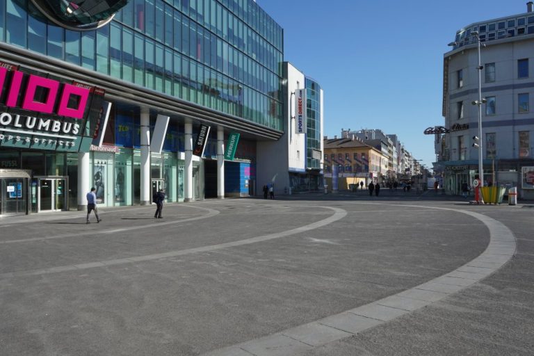 Asphaltfläche am Columbusplatz, Favoritenstraße, Wien-Favoriten