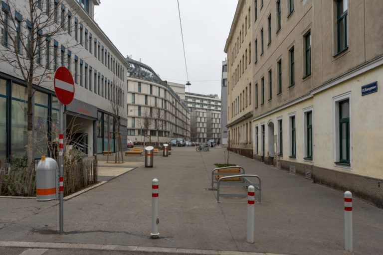 Autofreier Schulvorplatz in der Gasgasse, Asphaltfläche, Bäume, 1150 Wien