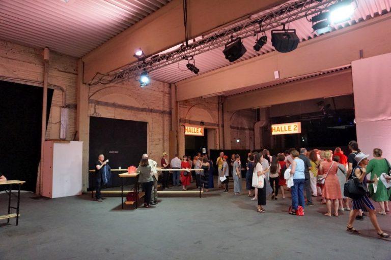 Gösserhalle während der Wiener Festwochen 2019, Wien-Favoriten, Innenaufnahme, Personen warten, Scheinwerfer
